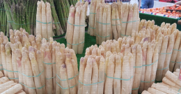 Bottes d'asperges blanches sur le marché