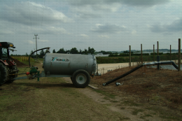 Tonne à eau destinée à récupérer les effluents de la fosse pour les épandre