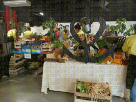 Théâtralisation du rayon fruits et légumes, corbeilles de fruits et sculptures 
