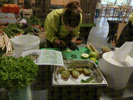 Théâtralisation du rayon fruits et légumes, corbeilles de fruits et sculptures 