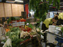 Théâtralisation du rayon fruits et légumes, corbeilles de fruits et sculptures 