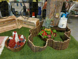 Théâtralisation du rayon fruits et légumes, corbeilles de fruits et sculptures 