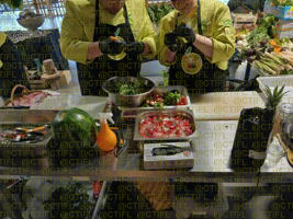 Théâtralisation du rayon fruits et légumes, corbeilles de fruits et sculptures 