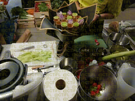 Théâtralisation du rayon fruits et légumes, corbeilles de fruits et sculptures 