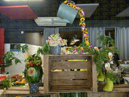 Théâtralisation du rayon fruits et légumes, corbeilles de fruits et sculptures 