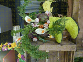 Théâtralisation du rayon fruits et légumes, corbeilles de fruits et sculptures 
