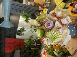 Théâtralisation du rayon fruits et légumes, corbeilles de fruits et sculptures 