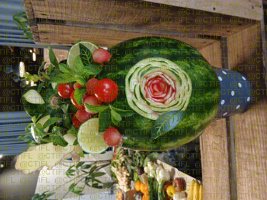 Théâtralisation du rayon fruits et légumes, corbeilles de fruits et sculptures 