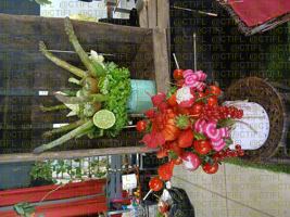 Théâtralisation du rayon fruits et légumes, corbeilles de fruits et sculptures 