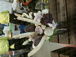Théâtralisation du rayon fruits et légumes, corbeilles de fruits et sculptures 