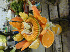 Théâtralisation du rayon fruits et légumes, corbeilles de fruits et sculptures 