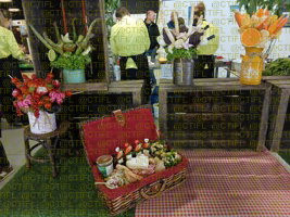 Théâtralisation du rayon fruits et légumes, corbeilles de fruits et sculptures 