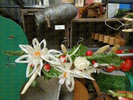 Théâtralisation du rayon fruits et légumes, corbeilles de fruits et sculptures 