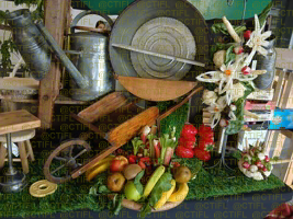 Théâtralisation du rayon fruits et légumes, corbeilles de fruits et sculptures 