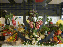 Théâtralisation du rayon fruits et légumes, corbeilles de fruits et sculptures 