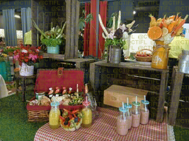Théâtralisation du rayon fruits et légumes, corbeilles de fruits et sculptures 