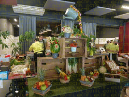 Théâtralisation du rayon fruits et légumes, corbeilles de fruits et sculptures 