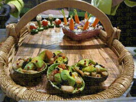 Théâtralisation du rayon fruits et légumes, corbeilles de fruits et sculptures 
