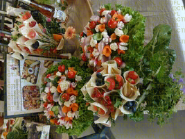 Théâtralisation du rayon fruits et légumes, corbeilles de fruits et sculptures 