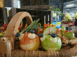 Théâtralisation du rayon fruits et légumes, corbeilles de fruits et sculptures 