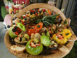 Théâtralisation du rayon fruits et légumes, corbeilles de fruits et sculptures 