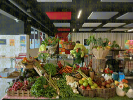 Théâtralisation du rayon fruits et légumes, corbeilles de fruits et sculptures 
