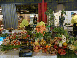 Théâtralisation du rayon fruits et légumes, corbeilles de fruits et sculptures 