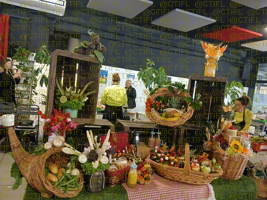 Théâtralisation du rayon fruits et légumes, corbeilles de fruits et sculptures 