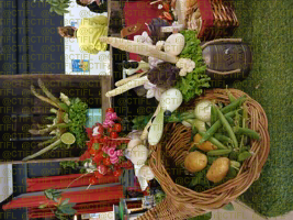 Théâtralisation du rayon fruits et légumes, corbeilles de fruits et sculptures 