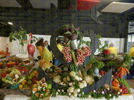 Théâtralisation du rayon fruits et légumes, corbeilles de fruits et sculptures 