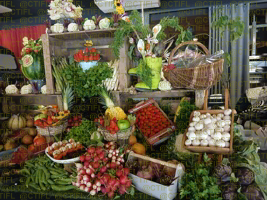 Théâtralisation du rayon fruits et légumes, corbeilles de fruits et sculptures 