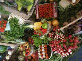 Théâtralisation du rayon fruits et légumes, corbeilles de fruits et sculptures 