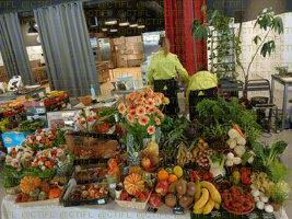 Théâtralisation du rayon fruits et légumes, corbeilles de fruits et sculptures 
