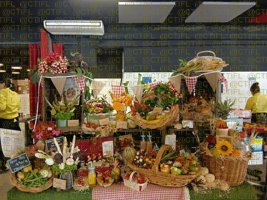Théâtralisation du rayon fruits et légumes, corbeilles de fruits et sculptures 
