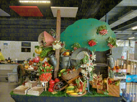 Théâtralisation du rayon fruits et légumes, corbeilles de fruits et sculptures 
