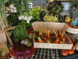 Théâtralisation du rayon fruits et légumes, corbeilles de fruits et sculptures 
