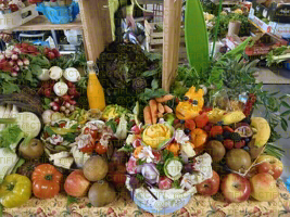 Théâtralisation du rayon fruits et légumes, corbeilles de fruits et sculptures 
