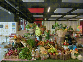 Théâtralisation du rayon fruits et légumes, corbeilles de fruits et sculptures 