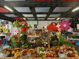 Théâtralisation du rayon fruits et légumes, corbeilles de fruits et sculptures 