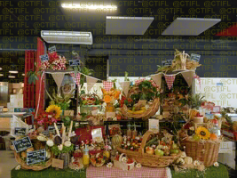 Théâtralisation du rayon fruits et légumes, corbeilles de fruits et sculptures 