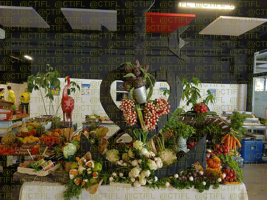 Théâtralisation du rayon fruits et légumes, corbeilles de fruits et sculptures 