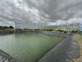 Bassin de rétention d'eau pour l'alimentation des serres. Station expérimentale du Caté