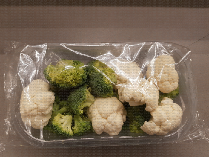 Chou fleur et chou brocoli découpés sous emballage
